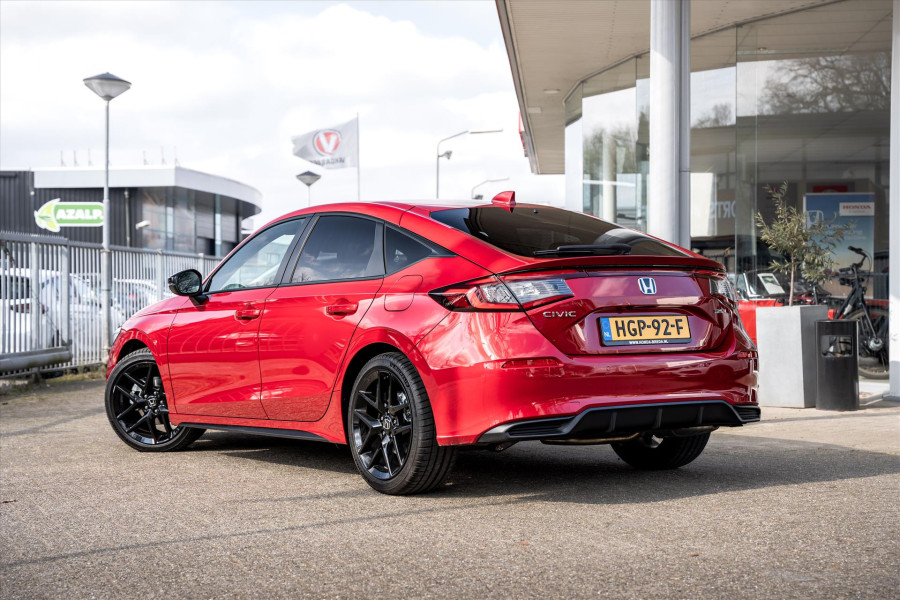 de honda civic schuin van achter