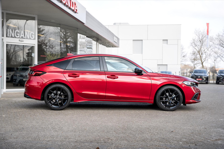 een zijaanzicht van de honda civic